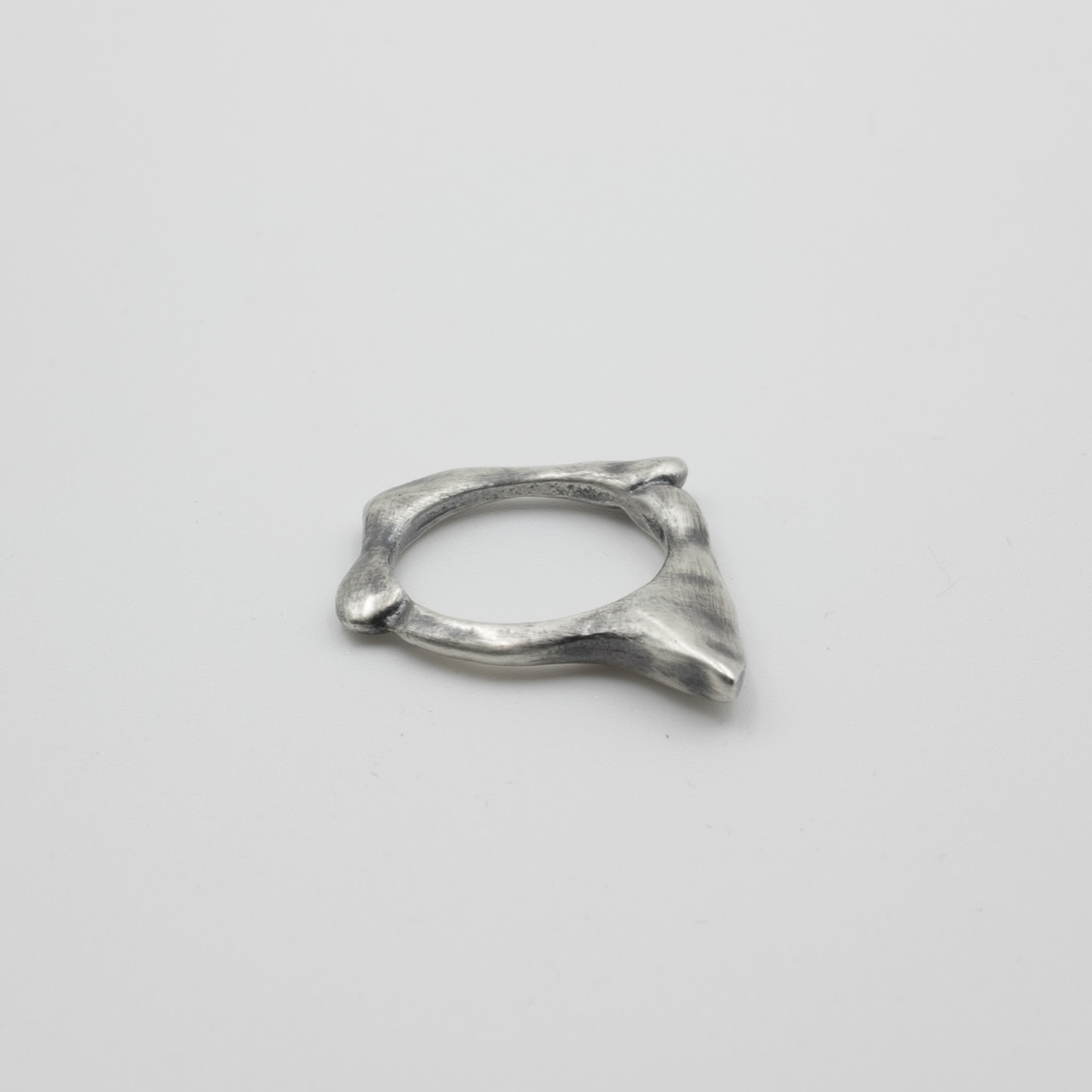 T1 - SHARK TOOTH RING