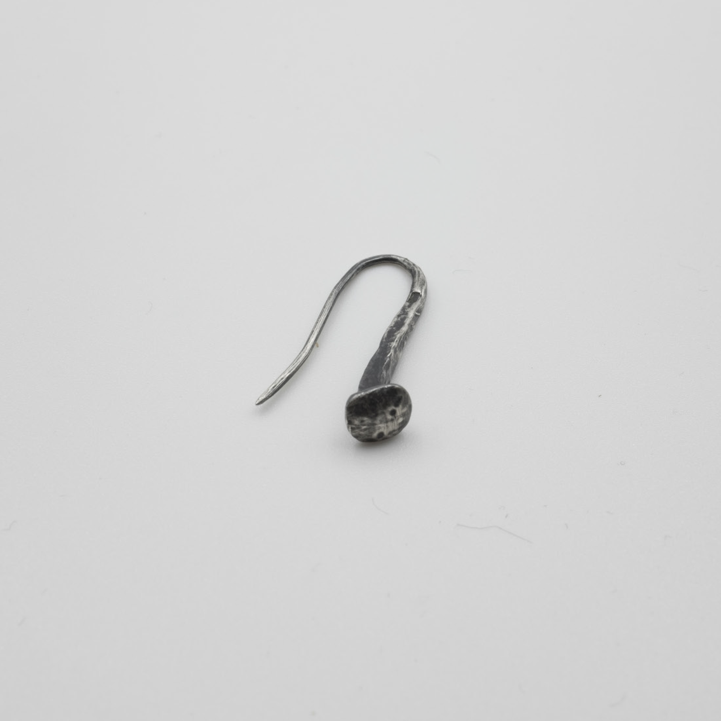 V3 - NAIL EARRING